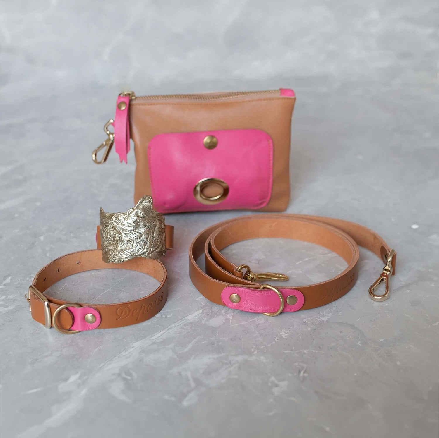 El Set incluyeCollar, Correa, Pulsera con brazalete y Bolso